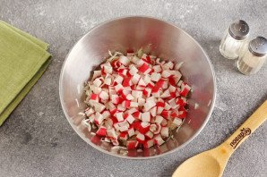 Крабовый салат с капустой и горошком