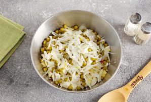 Крабовый салат с капустой и горошком