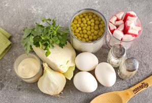 Крабовый салат с капустой и горошком