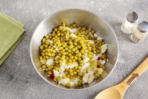 Крабовый салат с капустой и горошком