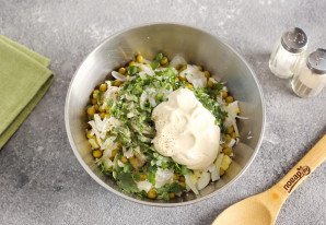 Крабовый салат с капустой и горошком
