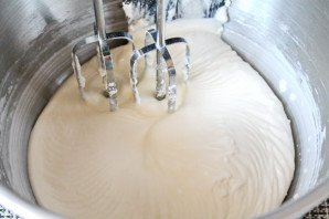 Меренговый рулет со сливками