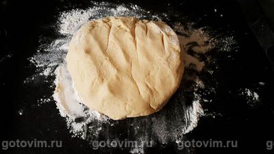 Песочный торт с карамельным кремом и жареным миндалем