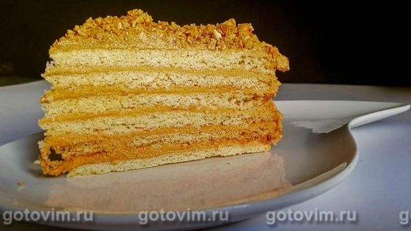 Песочный торт с карамельным кремом и жареным миндалем