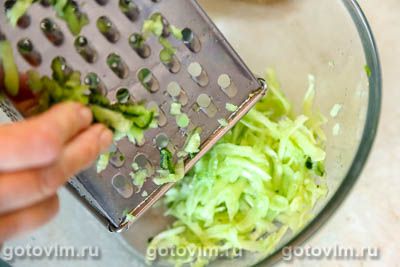 Пита с курицей, помидорами и соусом дзадзики