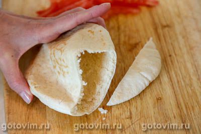 Пита с курицей, помидорами и соусом дзадзики