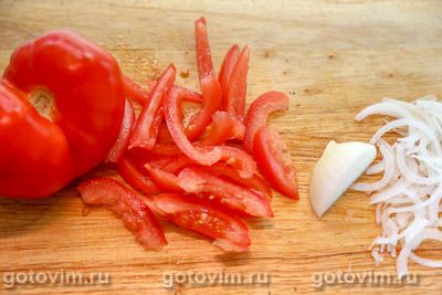 Пита с курицей, помидорами и соусом дзадзики