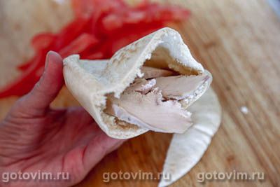 Пита с курицей, помидорами и соусом дзадзики