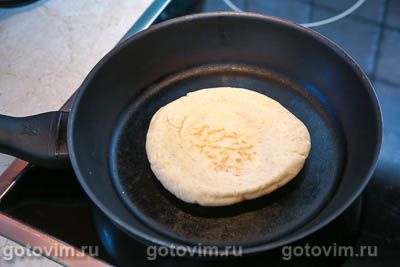 Пита с курицей, помидорами и соусом дзадзики