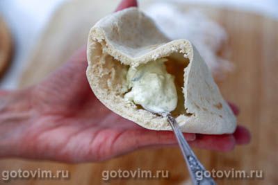 Пита с курицей, помидорами и соусом дзадзики
