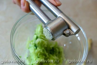 Пита с курицей, помидорами и соусом дзадзики
