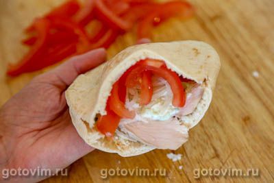 Пита с курицей, помидорами и соусом дзадзики