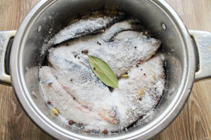 Пряный посол речной рыбы