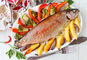 Радужная форель в духовке с овощами