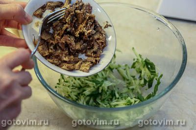 Салат &laquo;Муравейник&raquo; из картофельной соломки со шпротами
