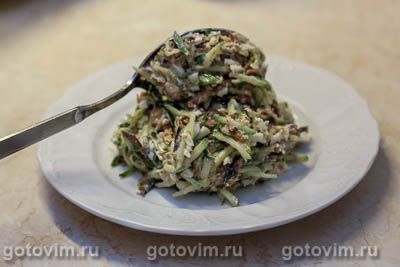 Салат &laquo;Муравейник&raquo; из картофельной соломки со шпротами