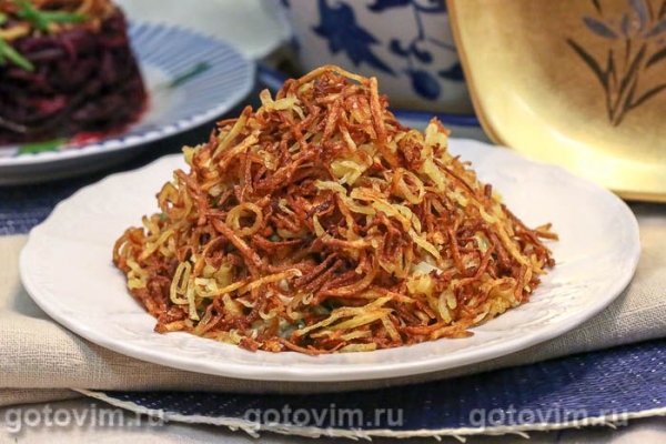 Салат &laquo;Муравейник&raquo; из картофельной соломки со шпротами