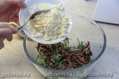 Салат &laquo;Муравейник&raquo; из картофельной соломки со шпротами