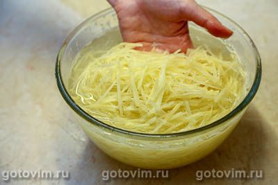 Салат &laquo;Муравейник&raquo; из картофельной соломки со шпротами