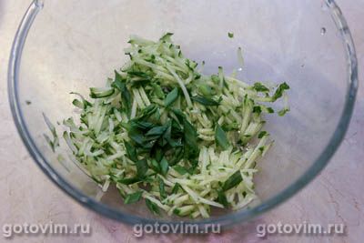 Салат &laquo;Муравейник&raquo; из картофельной соломки со шпротами