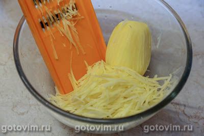Салат &laquo;Муравейник&raquo; из картофельной соломки со шпротами