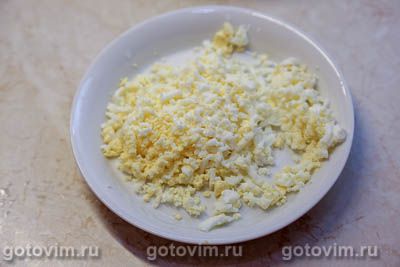 Салат &laquo;Муравейник&raquo; из картофельной соломки со шпротами