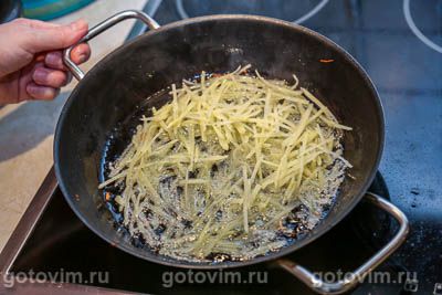 Салат &laquo;Муравейник&raquo; из картофельной соломки со шпротами