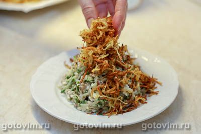 Салат &laquo;Муравейник&raquo; из картофельной соломки со шпротами