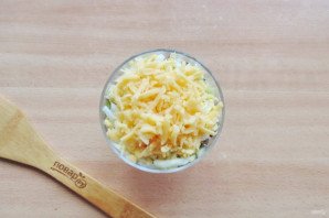Салат с курицей, киви и грибами