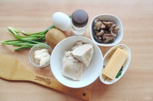 Салат с курицей, киви и грибами