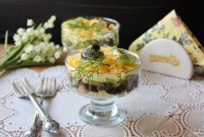 Салат с курицей, киви и грибами