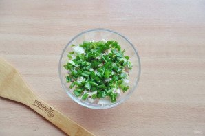 Салат с курицей, киви и грибами