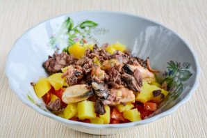 Салат с мидиями и овощами