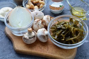 Салат с морской капустой и грибами