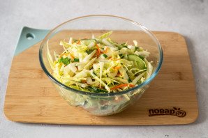 Салат с огурцом и капустой кольраби