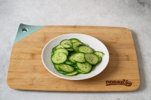 Салат с огурцом и капустой кольраби