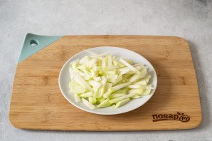 Салат с огурцом и капустой кольраби