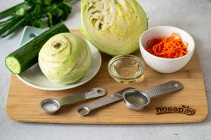 Салат с огурцом и капустой кольраби
