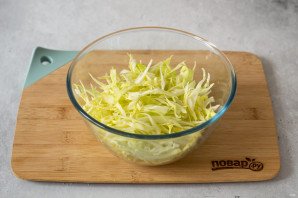 Салат с огурцом и капустой кольраби