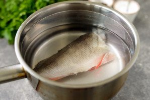 Салат с отварным окунем