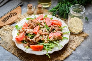 Салат с рукколой и индейкой