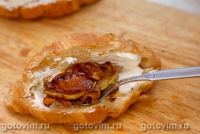 Сэндвич из круассана с яблоками в карамели и творожным сыром