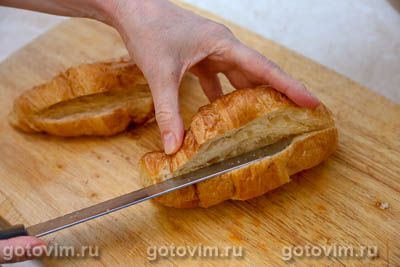 Сэндвич из круассана с яблоками в карамели и творожным сыром