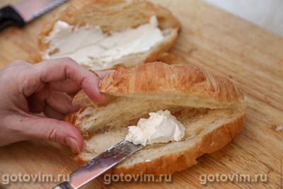 Сэндвич из круассана с яблоками в карамели и творожным сыром