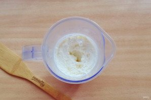 Шоколадный торт со взбитыми сливками