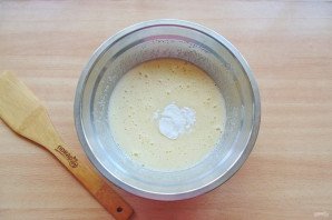 Шоколадный торт со взбитыми сливками