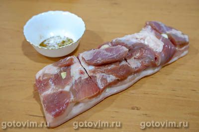 Свиная грудинка, запечённая с горчицей в духовке