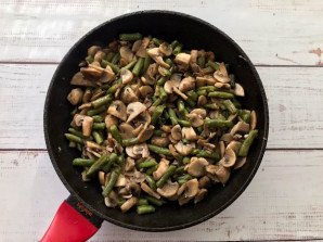 Тушеная капуста с грибами и фасолью