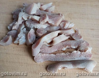Вареные свиные пятачки, обжаренные с цукини и луком