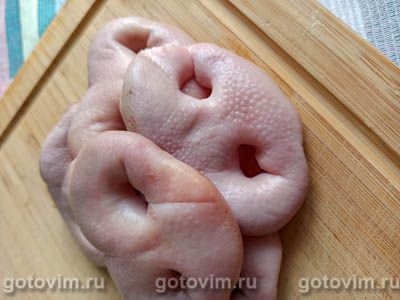 Вареные свиные пятачки, обжаренные с цукини и луком